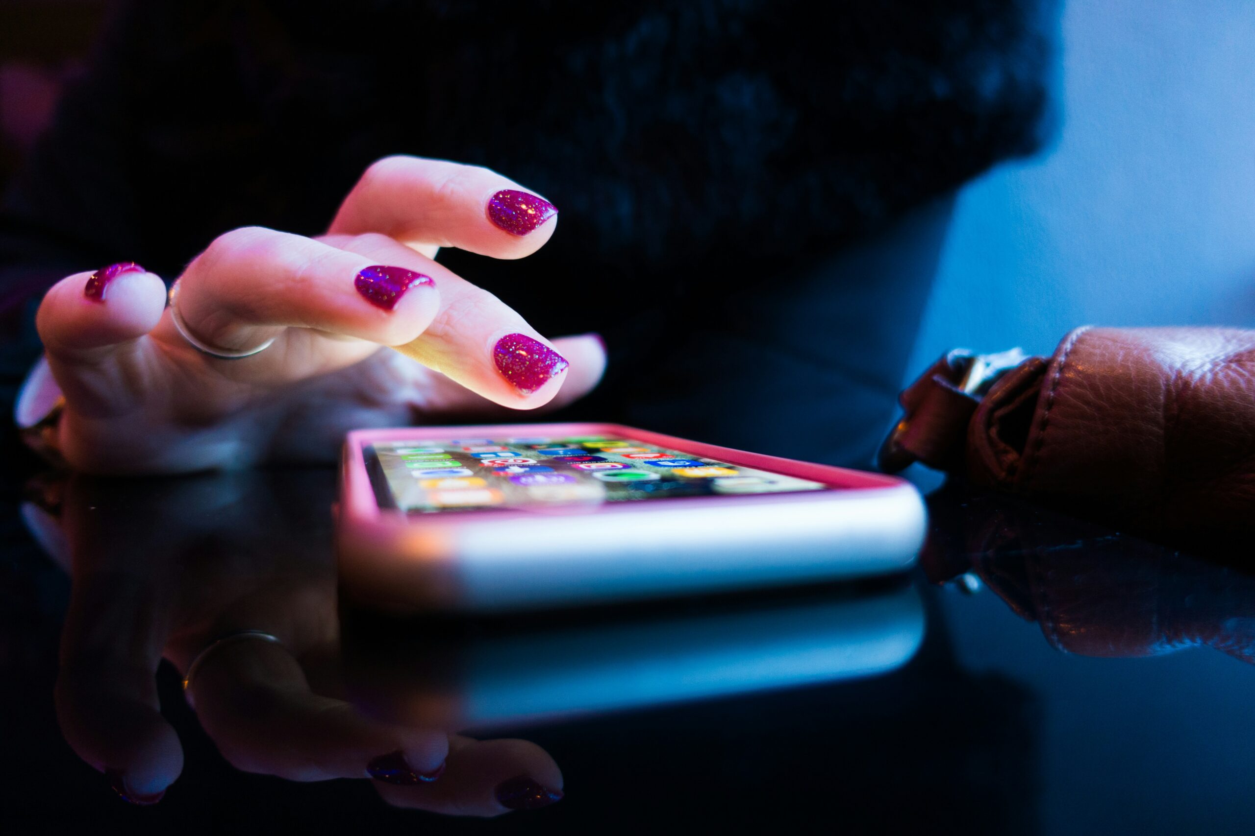 スマホの見過ぎで脳の体力が限界になり集中力が続かない原因を解説する画像